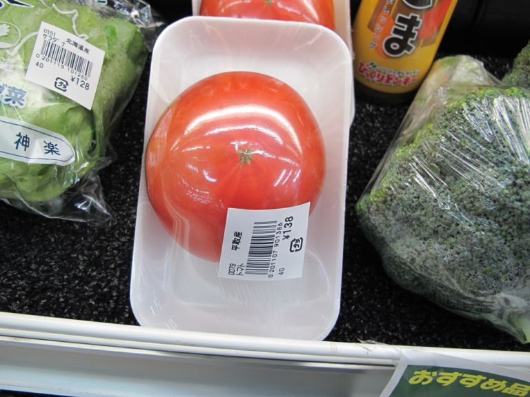 日本のスーパー売場で見られる食品と包装材の例