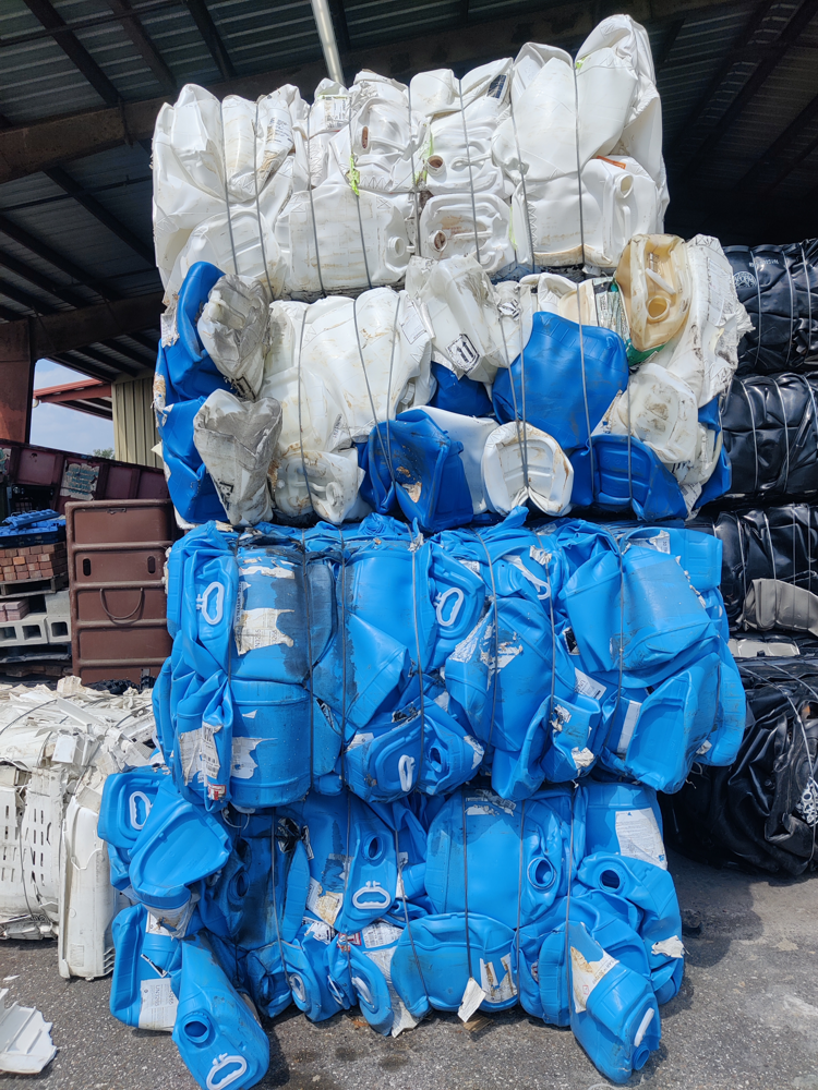 再資源化工程をイメージしやすい圧縮梱包された廃プラスチックの例