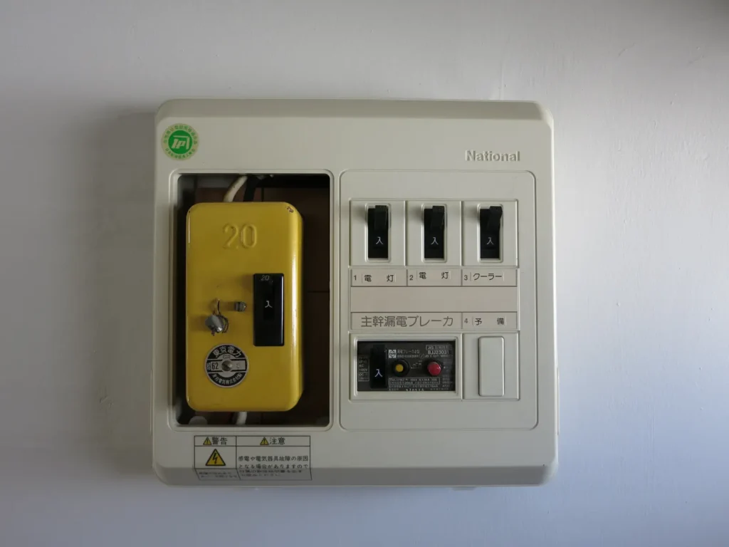 日本語表示のある分電盤内のブレーカー