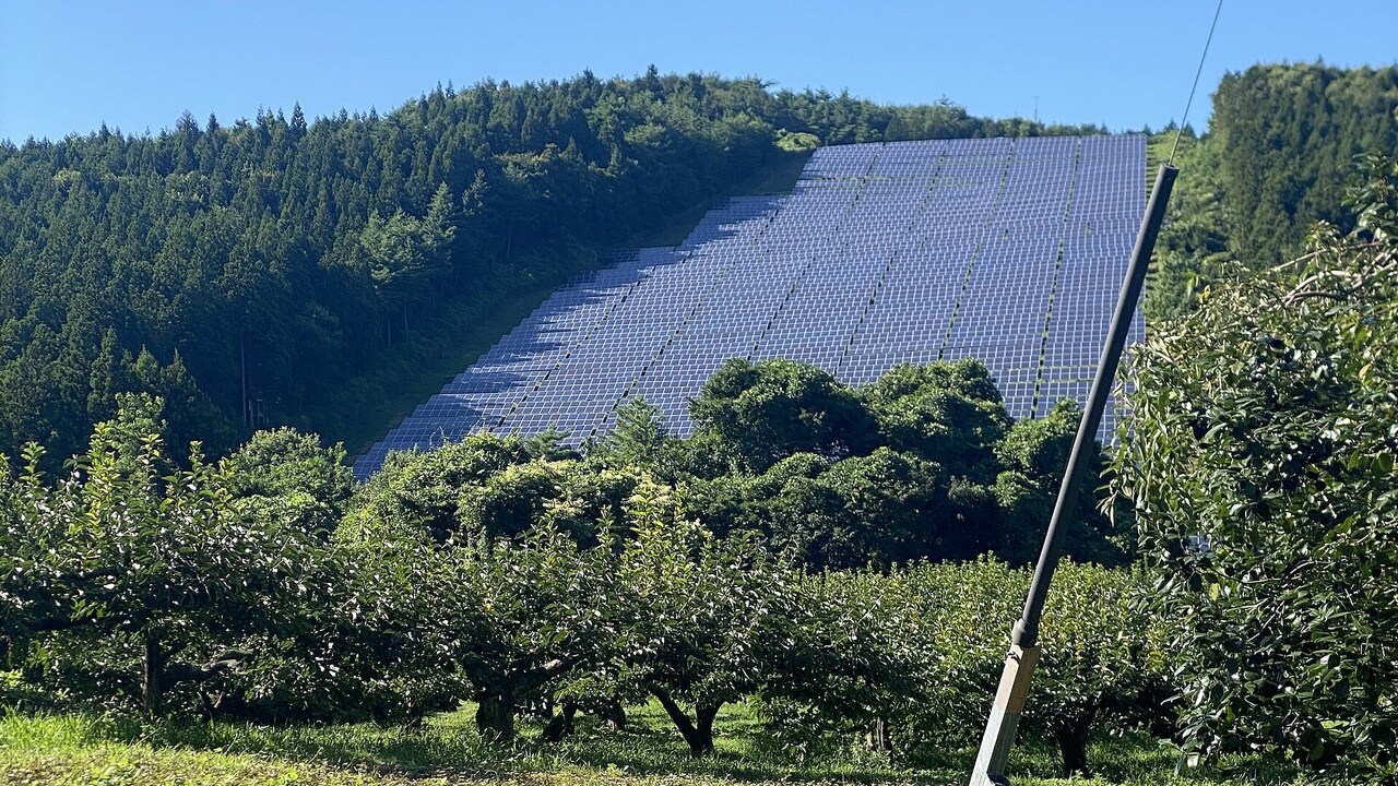 日本国内の山間部に設置された太陽光パネル
