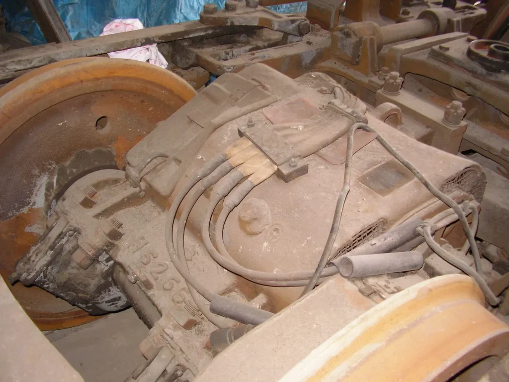 車輪付近に取り付けられた日立製の電動機