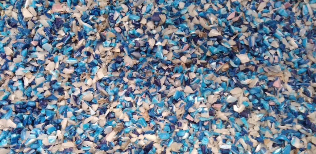 再資源化工程で破砕されたHDPEプラスチックの再生原料